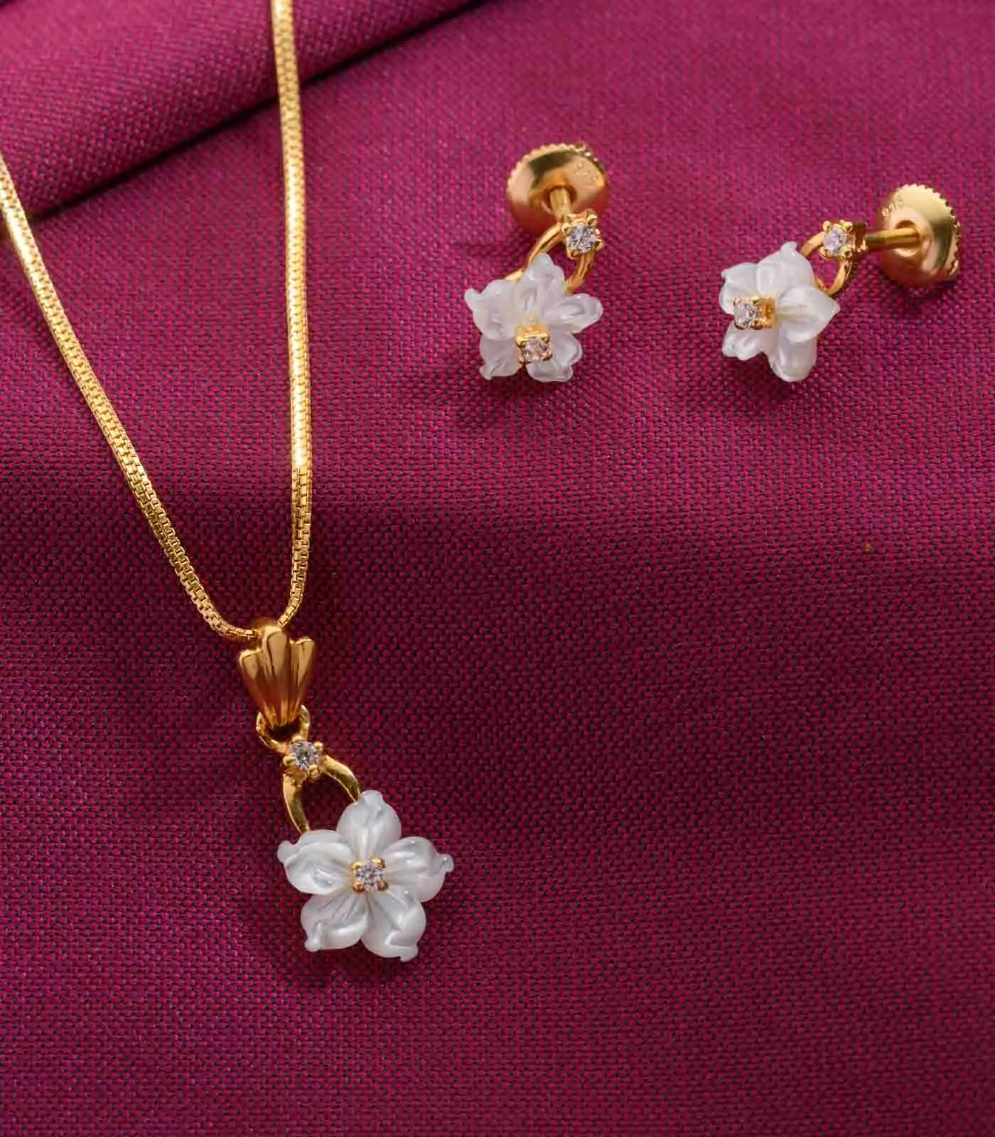 Classic Flower gold pendant set